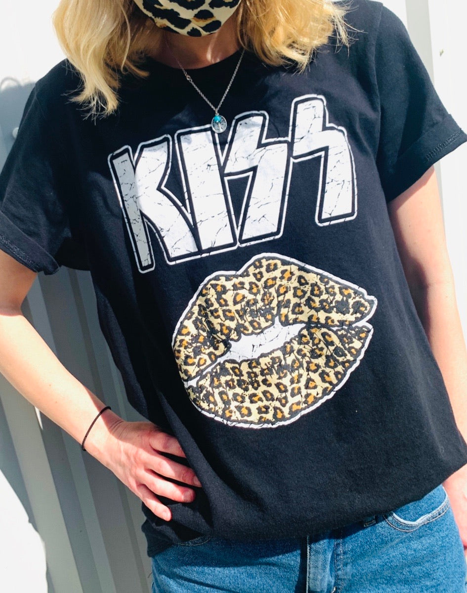 Kiss leopard lips